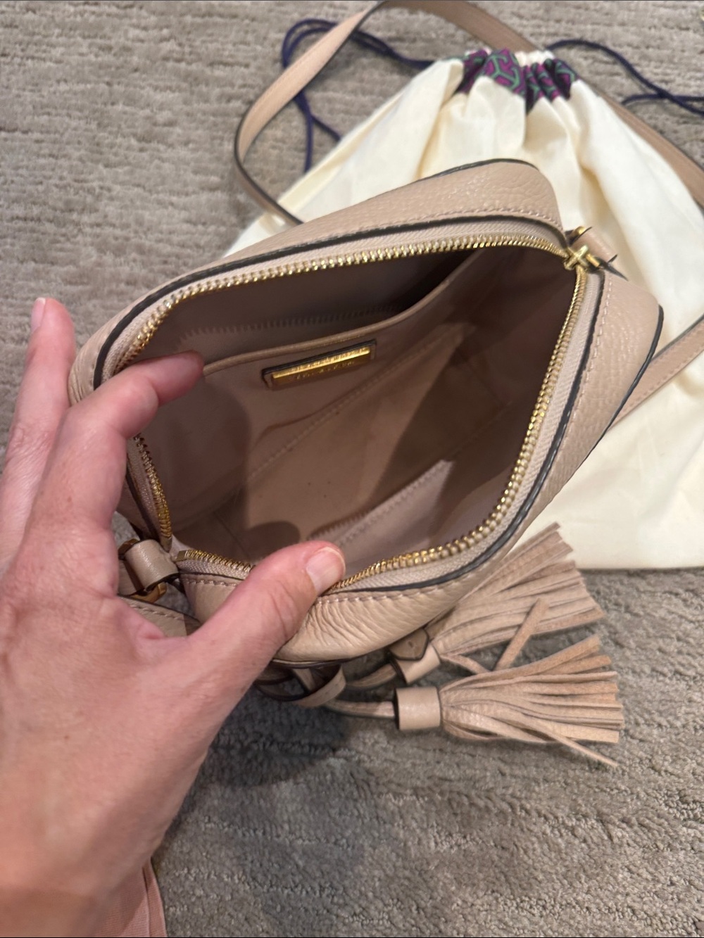 Tory Burch McGraw Camera Bag in Nude Pebbled Leather Crossbody Bag - Picture 7 of 12